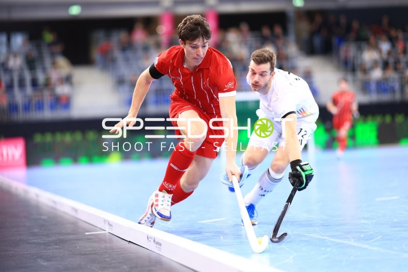 Anton Pöhling (12; Deutschland) im Zweikampf