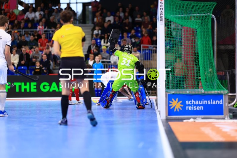 Torwart Lukas Stumpf (1; Deutschland) verteidigt im SNP-Dome