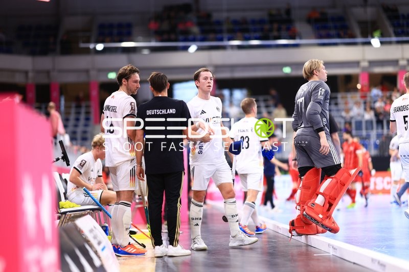 Spieler von Deutschland am Spielfeldrand