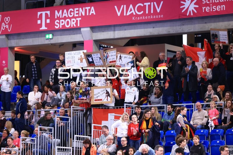 Fans im SNP-Dome zeigen Unterstützung