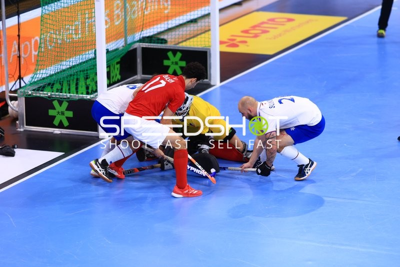 Kampf um den Ball vor dem Tor