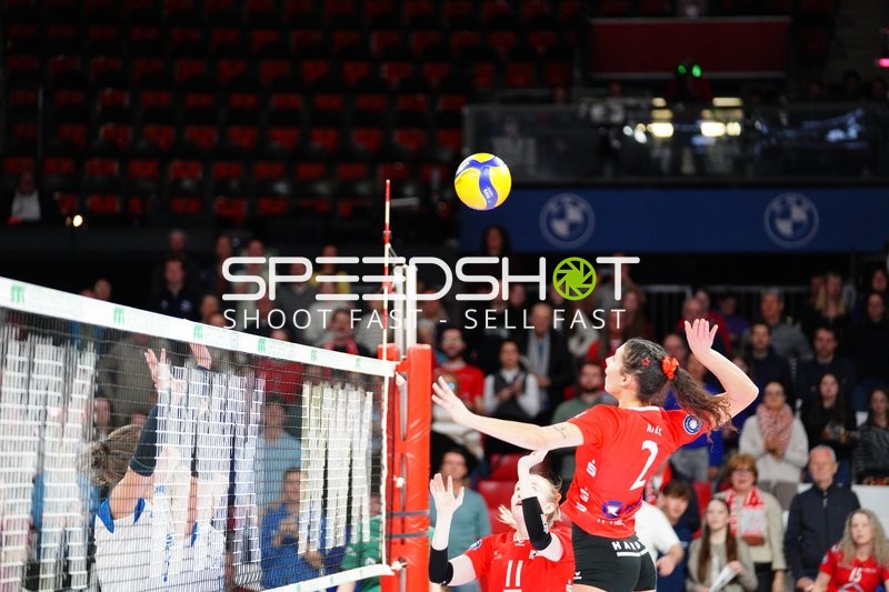 Spielszene mit Annika Kraft (2; TV Planegg-Krailling) und Ann-Kathrin Stichlmair (11; TV Planegg-Krailling)