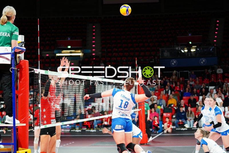 Spielszene mit Sophie Dreblow (18; ESA Grimma Volleys) und Joana Huber (8; TV Planegg-Krailling)