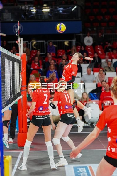 Katharina Schön (6; TV Planegg-Krailling) schmettert am Netz