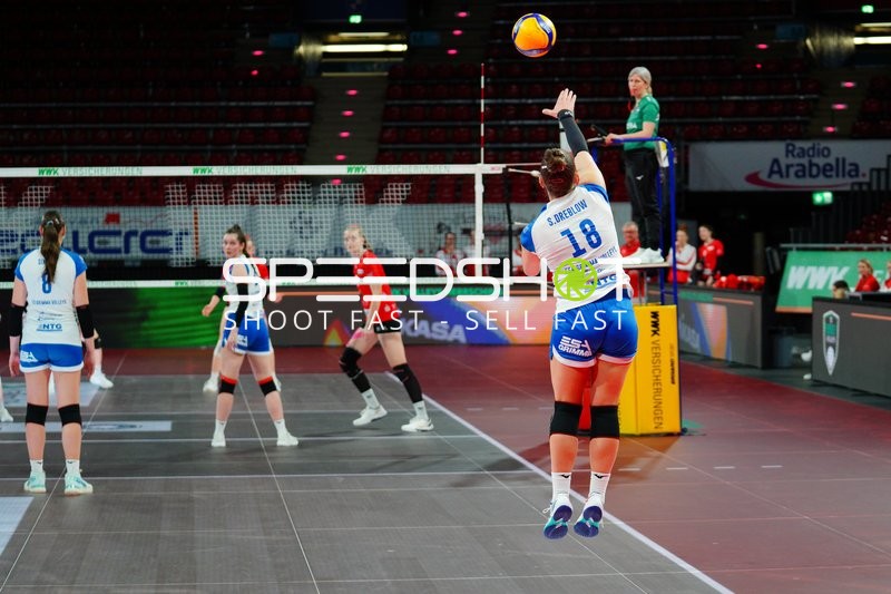 Aufschlag von Sophie Dreblow (18; ESA Grimma Volleys)