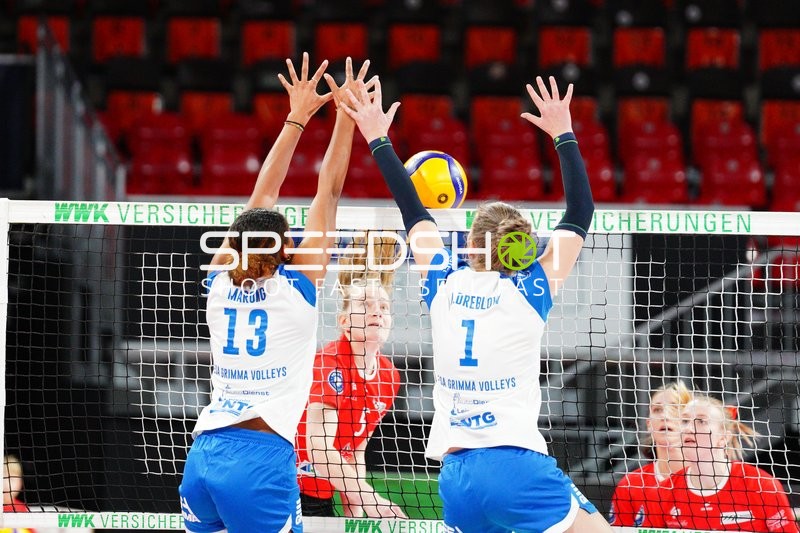 Spielszene mit Sally Marie Marong (13; ESA Grimma Volleys), Marie Dreblow (1; ESA Grimma Volleys) und Janina Kroll (5; TV Planegg-Krailling)