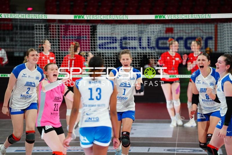 Spielszene mit Ylva Holthues (2; ESA Grimma Volleys) und Teamkollegen