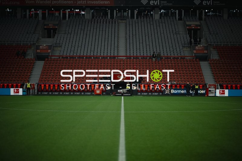 Leeres Spielfeld in BayArena