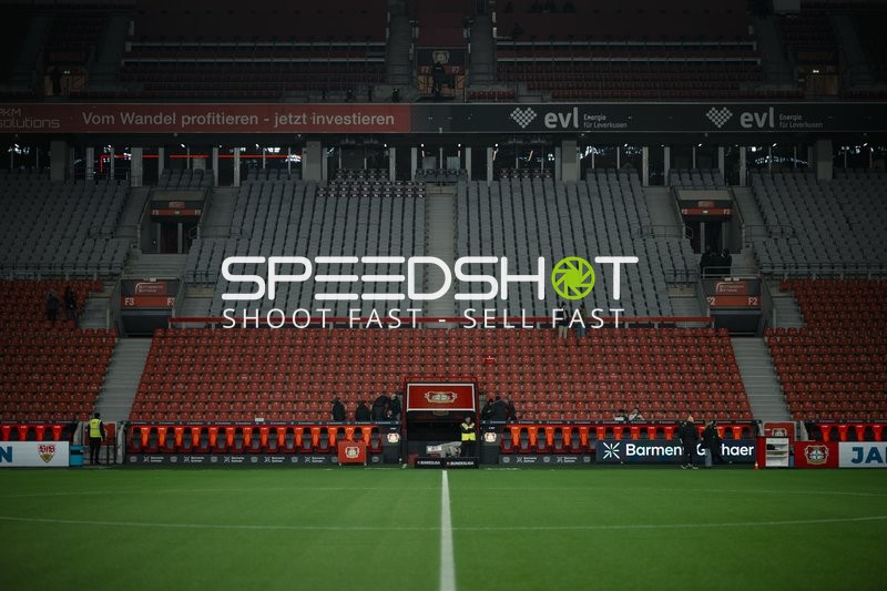 Leere Trainerbank BayArena