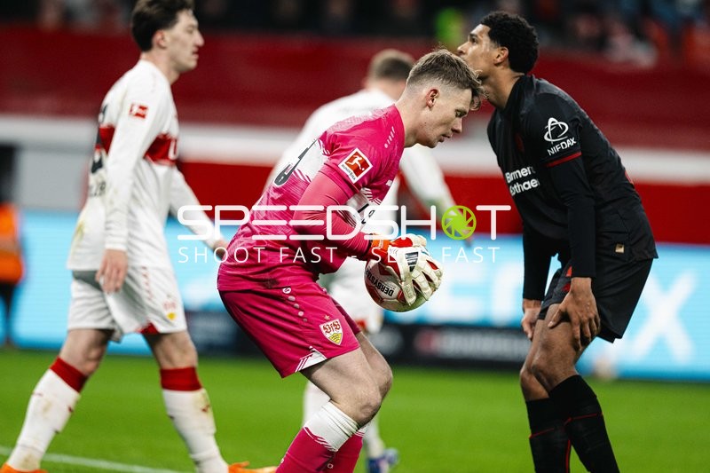 Torwart hält Ball sicher