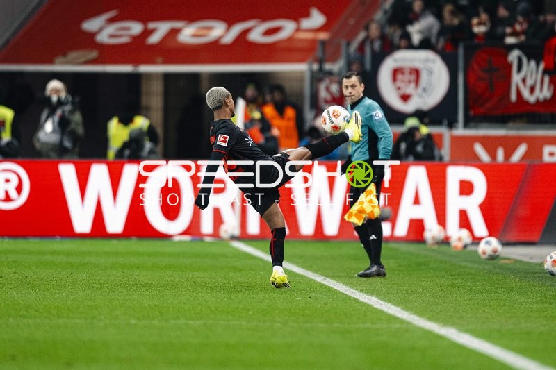 Spieler mit Ball am Fuß