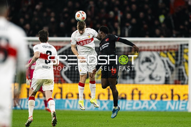 Kopfball-Duell im Strafraum