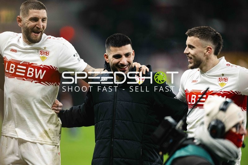 Spieler feiern gemeinsam