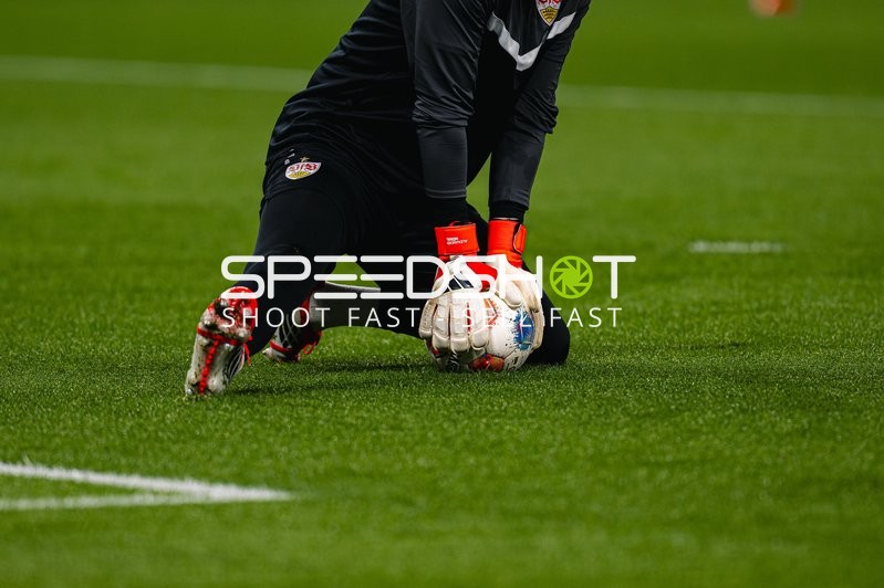 Torwart sichert Ball