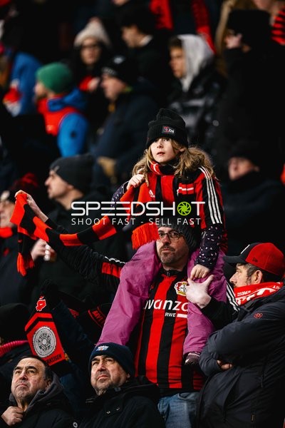 Fans von Bayer 04 Leverkusen in Aktion