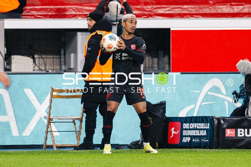 Einwurf von Arthur (13; Bayer 04 Leverkusen)