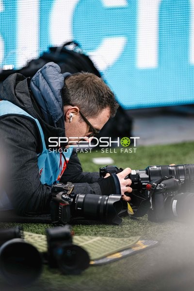 Fotograf am Spielfeldrand