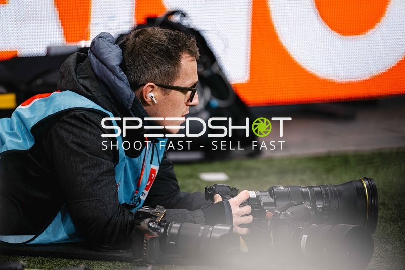 Fotograf am Spielfeldrand