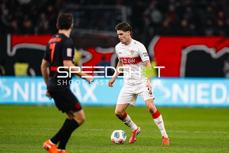 Ballkontrolle von Yannik Keitel (5; VfB Stuttgart)