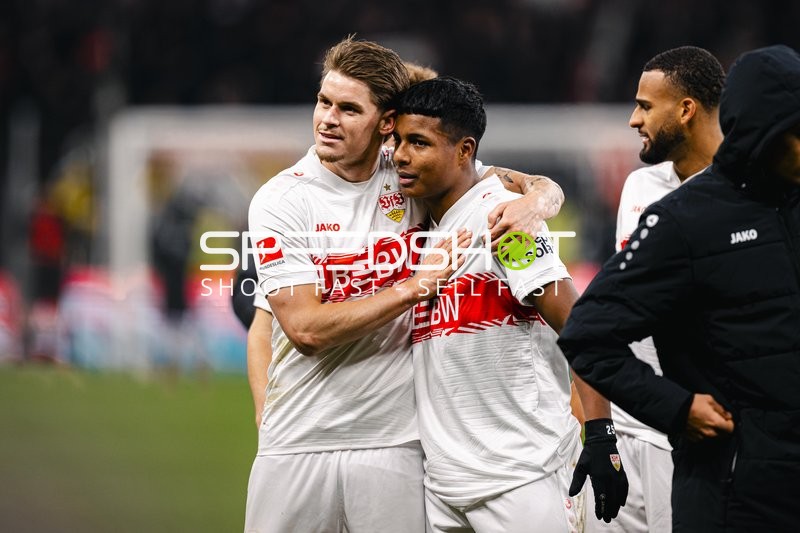 Spieler feiern gemeinsam