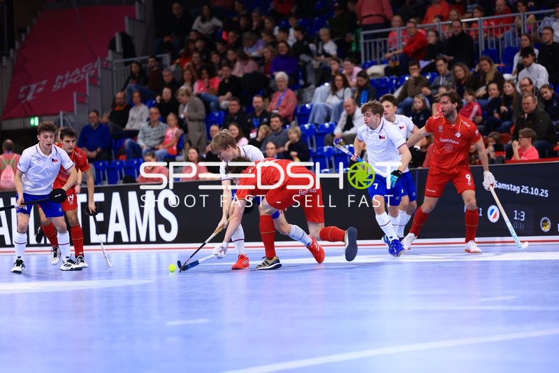 Ballkampf zwischen Brian VAN BOGAERT (9; Belgien) und Štěpán KLABAN (4; Tschechien)