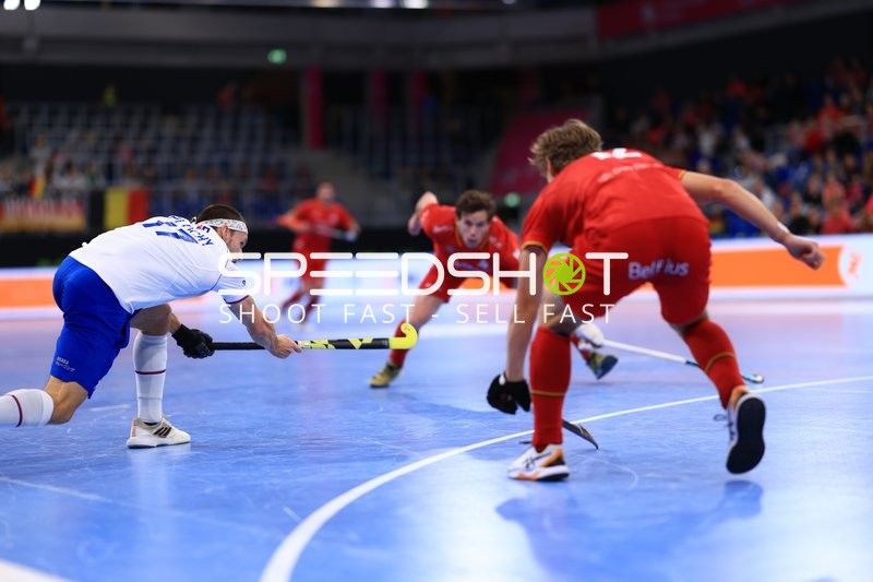 Adam UHLÍŘ (19; Tschechien) mit Ball im Duell