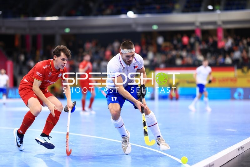 Zweikampf um Ball im Hallenhockey