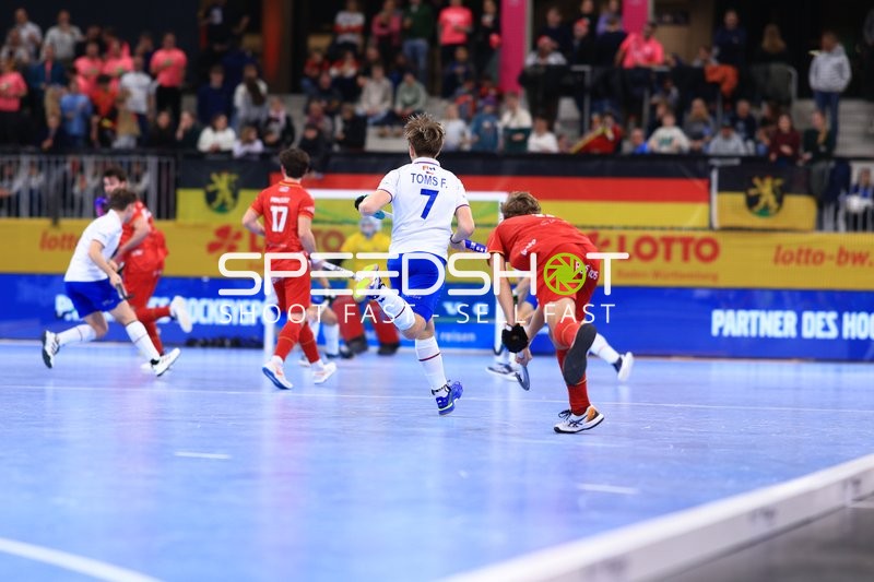 František TOMS (7; Tschechien) mit Ball