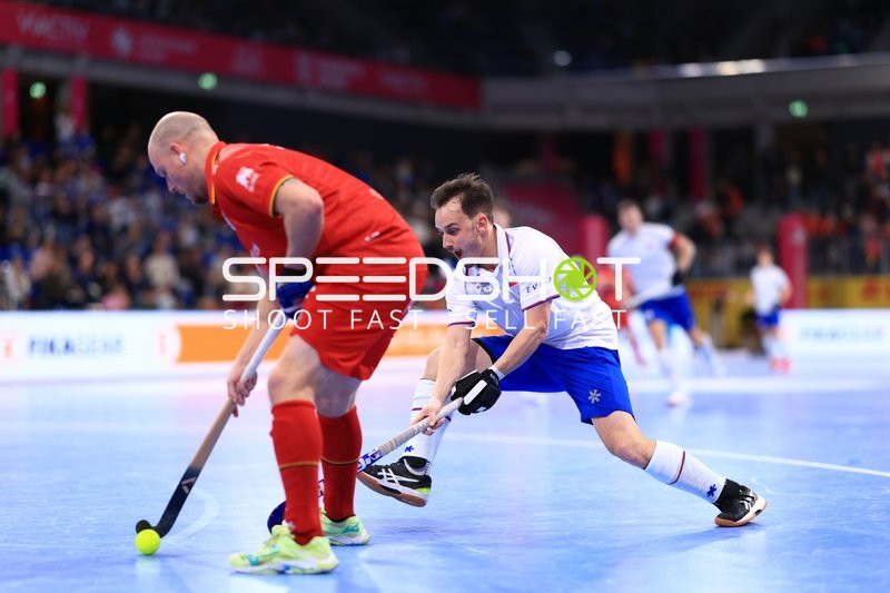 Vít SOUKUP (8; Tschechien) im Zweikampf