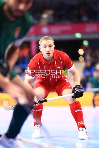 Fabio LANDTWING (7; Schweiz) mit Schläger in Aktion