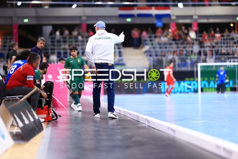 Trainer von Portugal gibt Anweisungen