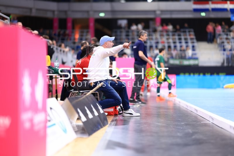 Trainer gibt Anweisungen am Spielfeldrand