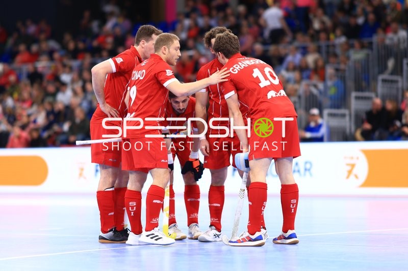 Fabio LANDTWING (7; Schweiz) im Teamgespräch