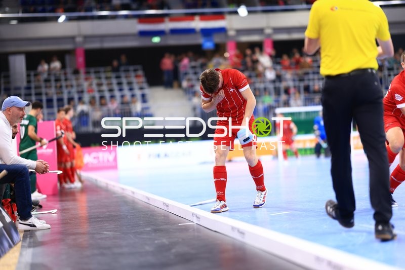 Mika CONRAD (9; Schweiz) verletzt sich im Spiel