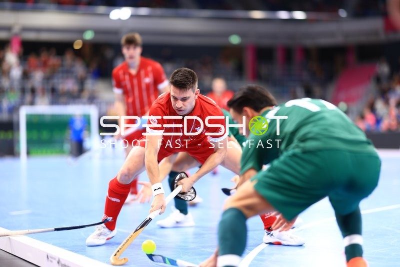 Elias BRÖNNIMANN (11; Schweiz) im Zweikampf