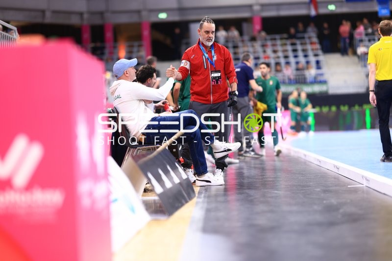 Trainer und Betreuer am Spielfeldrand