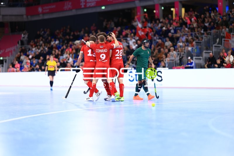 Mika CONRAD (9; Schweiz) trifft, Yves MORARD (13; Schweiz) und Lukas HENGARTNER (28; Schweiz) feiern