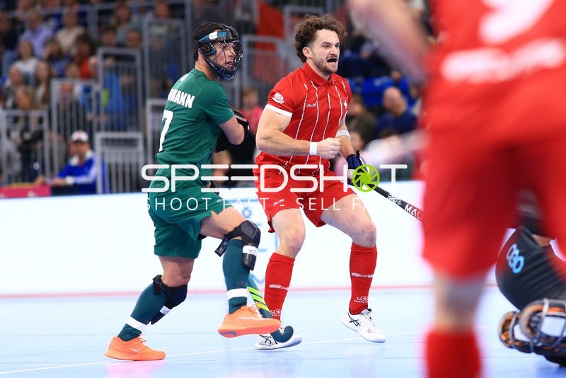 Michel MORARD (15; Schweiz) im Zweikampf