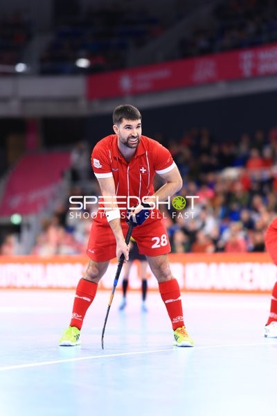 Lukas HENGARTNER (28; Schweiz) mit Ball