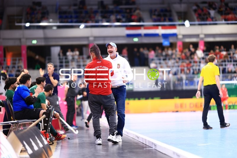 Trainer im Austausch am Spielfeldrand