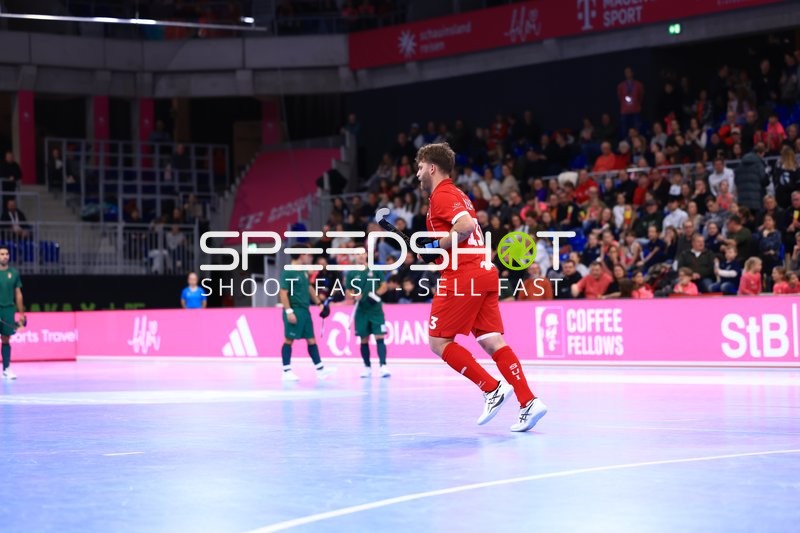 Yves MORARD (13; Schweiz) mit Ball