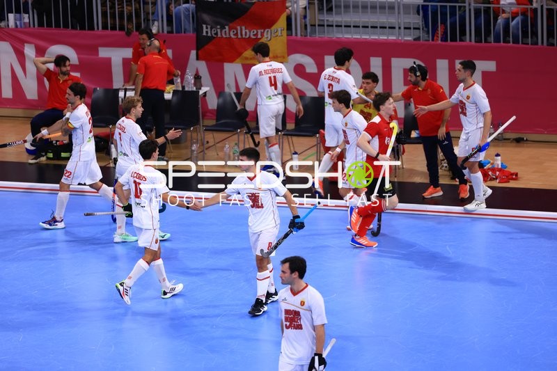 Pablo ROMAN (8; Spanien) und Ignacio COBOS (11; Spanien) begrüßen sich