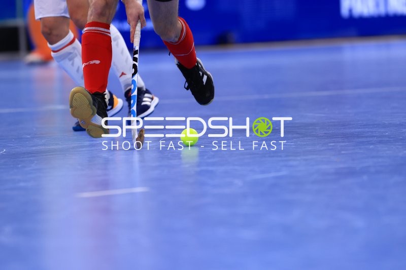 Kampf um Ballkontrolle bei Österreich vs Spanien