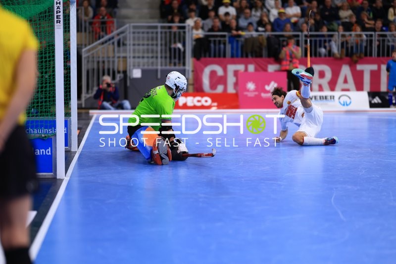 Torwart hält Schuss von Ignacio COBOS (11; Spanien)