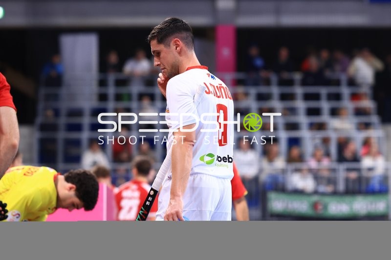 Juan MUÑOZ (9; Spanien) mit Ball