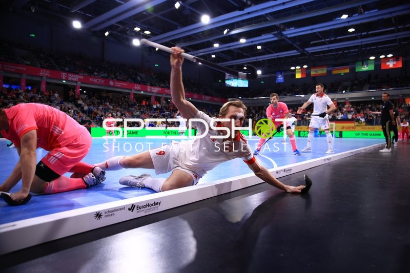 Jacek KUROWSKI (9; Polen) am Boden, Anton Pöhling (12; Deutschland) im Hintergrund