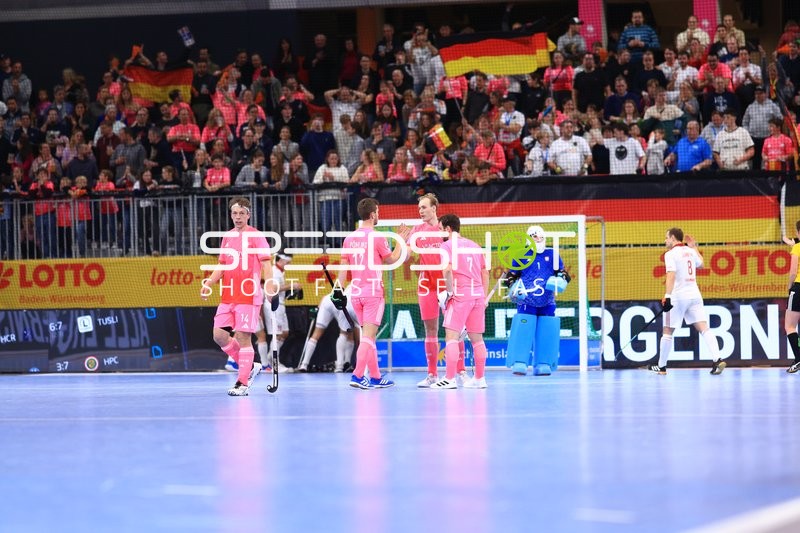 Anton Pöhling (12; Deutschland) im Austausch mit Teamkollegen