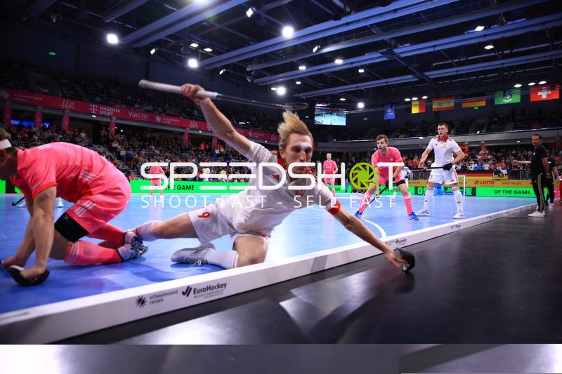 Jacek KUROWSKI (9; Polen) am Boden, Anton Pöhling (12; Deutschland) in Defensive