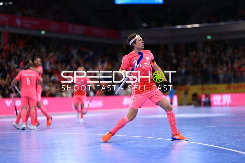 Anton Boeckel (8; Deutschland) jubelt im Vordergrund