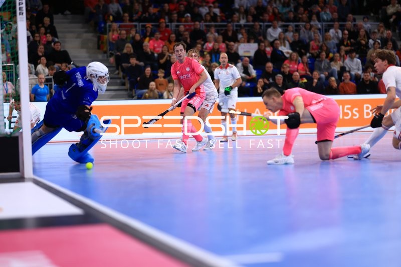 Luca Großmann (19; Deutschland) vor Torwart